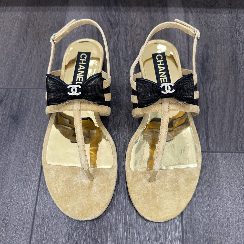Chanel 24 Caramel Camel Brown Beige CC BLACK BOW LOGO Gold Sandals 40